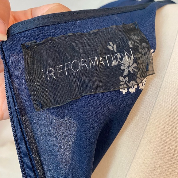 BLUE AND WHITE FLORAL PRINT REFORMATION MINI DRESS - Picture 6 of 9